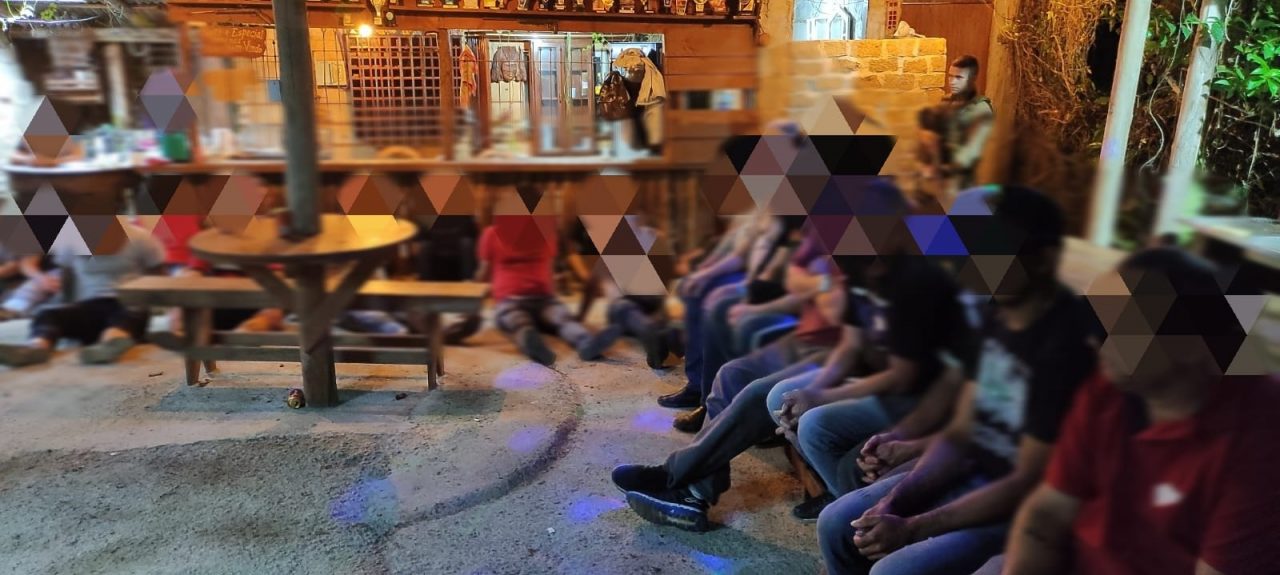 Polícia Militar descobre rinha de galo em bar de Itajaí