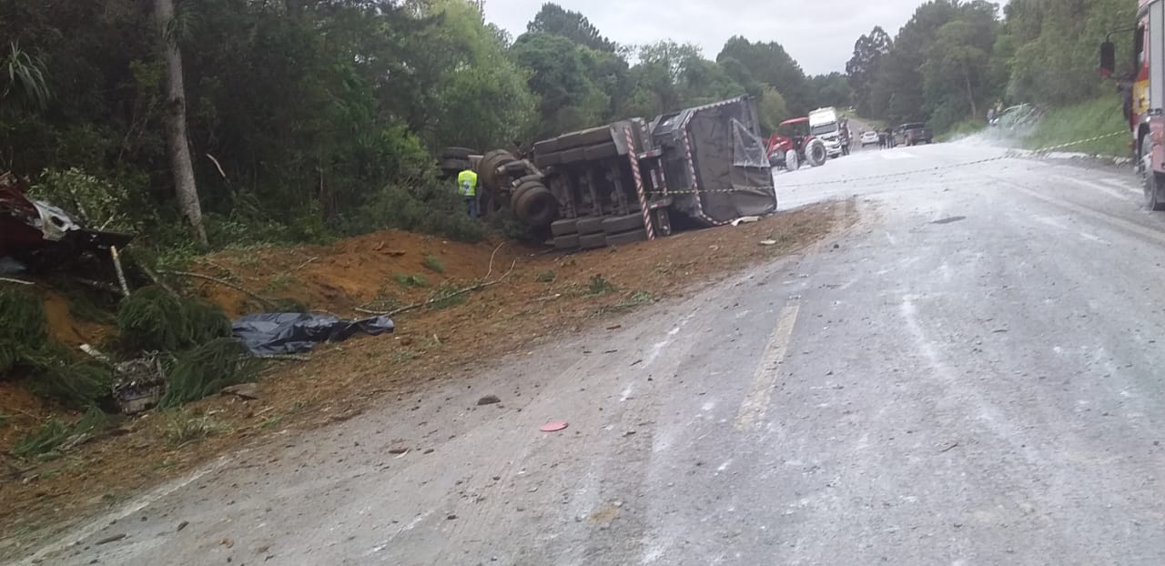 Três pessoas morrem em colisão entre carros e carreta na BR 280