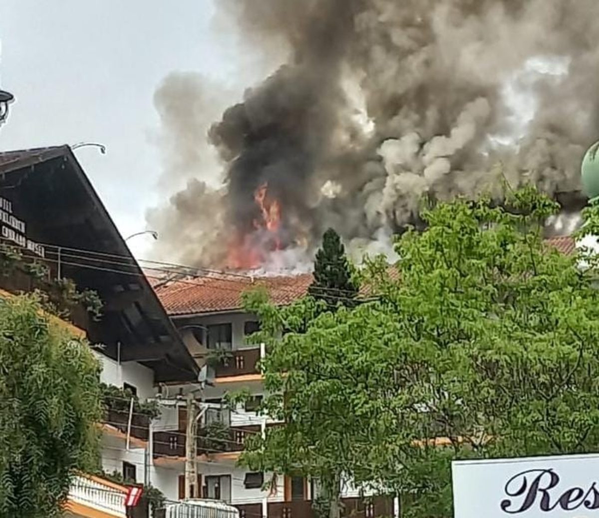 A Garota Explode O Fogo Para Que Não Morra Foto de Stock - Imagem