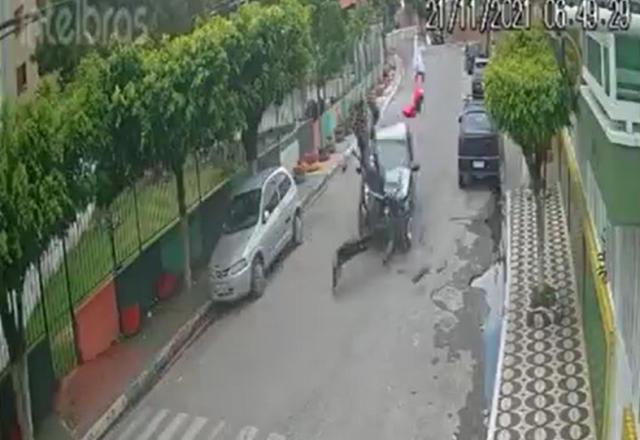 Motoqueiro “voa” ao atingir carro em São Paulo | Reprodução / SBT