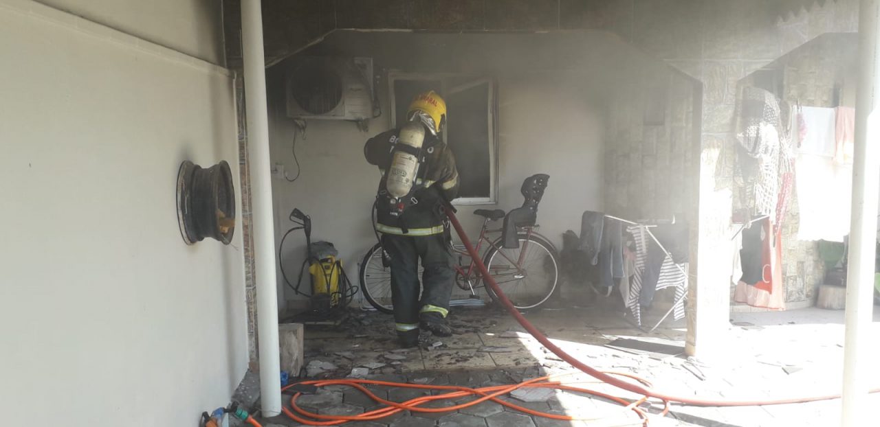 Bebê e idosa sofrem queimaduras durante incêndio em casa de Gaspar