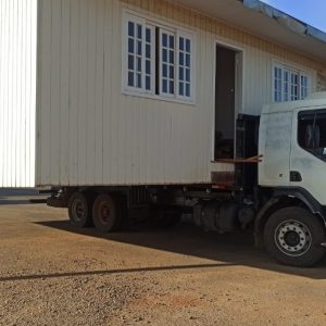 Caminhão é flagrado transportando uma casa no Oeste. Foto: PMRv, divulgação