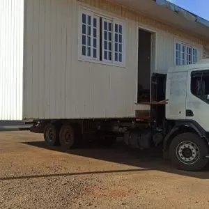 Caminhão é flagrado transportando uma casa no Oeste. Foto: PMRv, divulgação