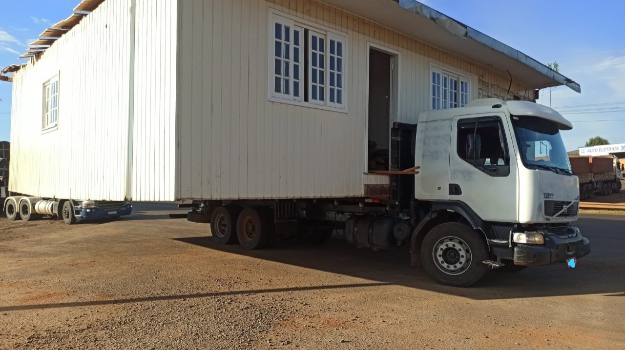 Caminhão é flagrado transportando uma casa no Oeste. Foto: PMRv, divulgação