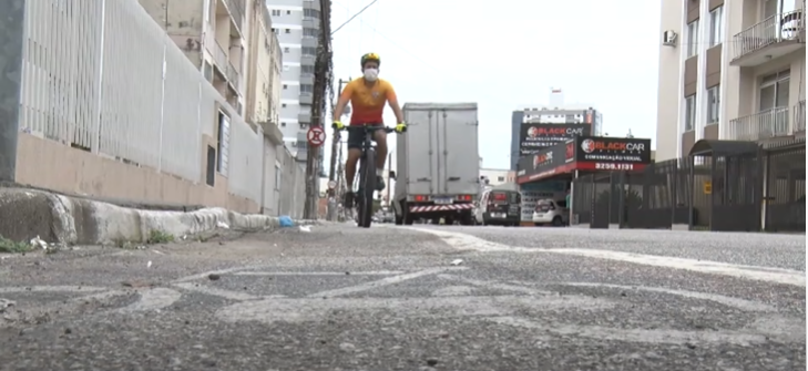 Sem espaço e sinalização, ciclistas se arriscam no trânsito de São José