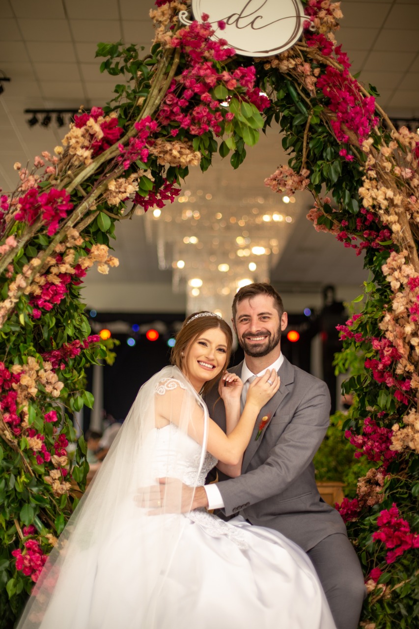 Cleber Bonotto e Danieli Fernandes, celebrando a união com belíssima cerimônia em Urussanga e recepção no Rhóis. Parabéns aos noivos!