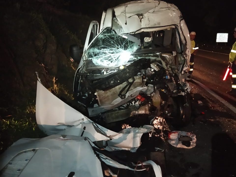 Homem morre em grave acidente entre uma van e um caminhão, na Serra