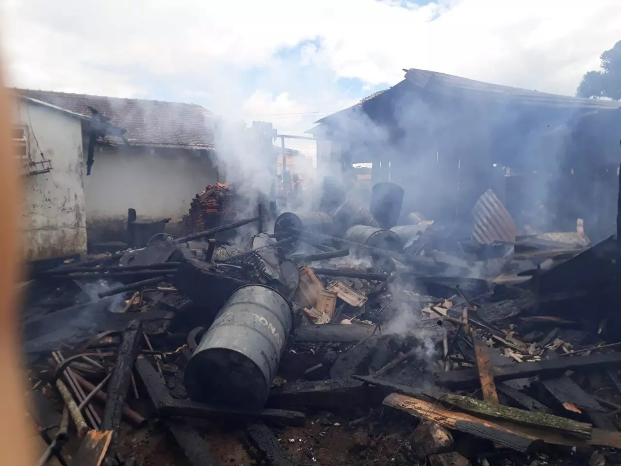 Incêndio de grandes proporções destrói depósito de casa na Serra catarinense