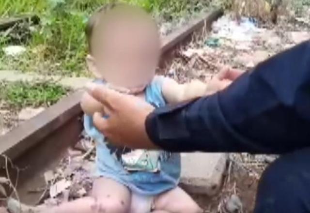 VÍDEO: Mãe abandona bebê em trilho de trem para comprar cigarro