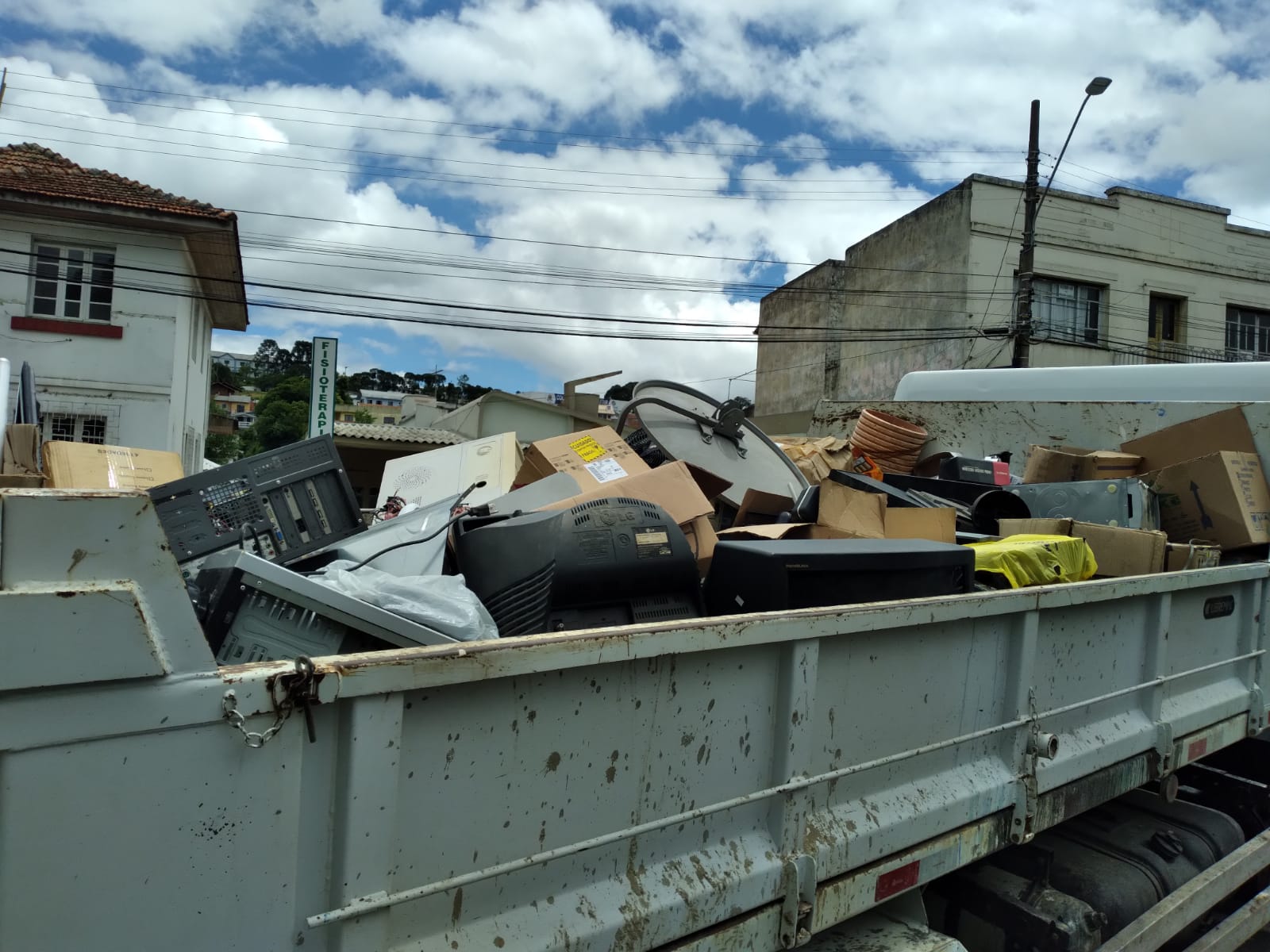 Mutirão coleta quase duas toneladas de lixo eletrônico em Lages