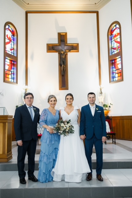 Os noivos Maiara da Soler e Bruno Salvan com os pais da noiva, empresário do grupo SL comunicação Edson Otávio da Soler e Ivone Santos da Soler, na linda cerimônia na Igreja São Roque em Morro da Fumaça.  