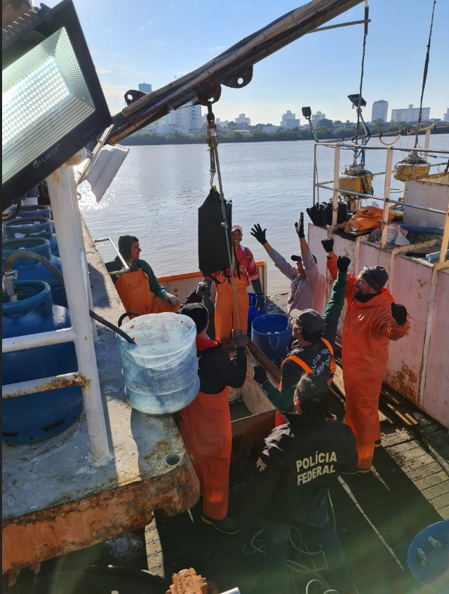 Quadrilha que usava barcos pesqueiros de SC para exportar cocaína é desarticulada