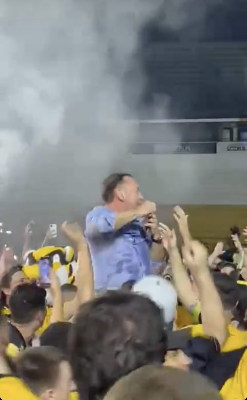 São Anselmo, presidente do Criciúma E.C., literalmente nos braços da torcida carvoeira após a conquista do acesso à série B.