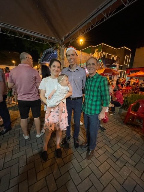 Tiago Marangoni, presidente da CDL Criciúma, com a esposa Dra Niceli Olivo a filha Celine e sogro Nilson Olivo, no acendimento das luzes de Natal na Praça Nereu Ramos.