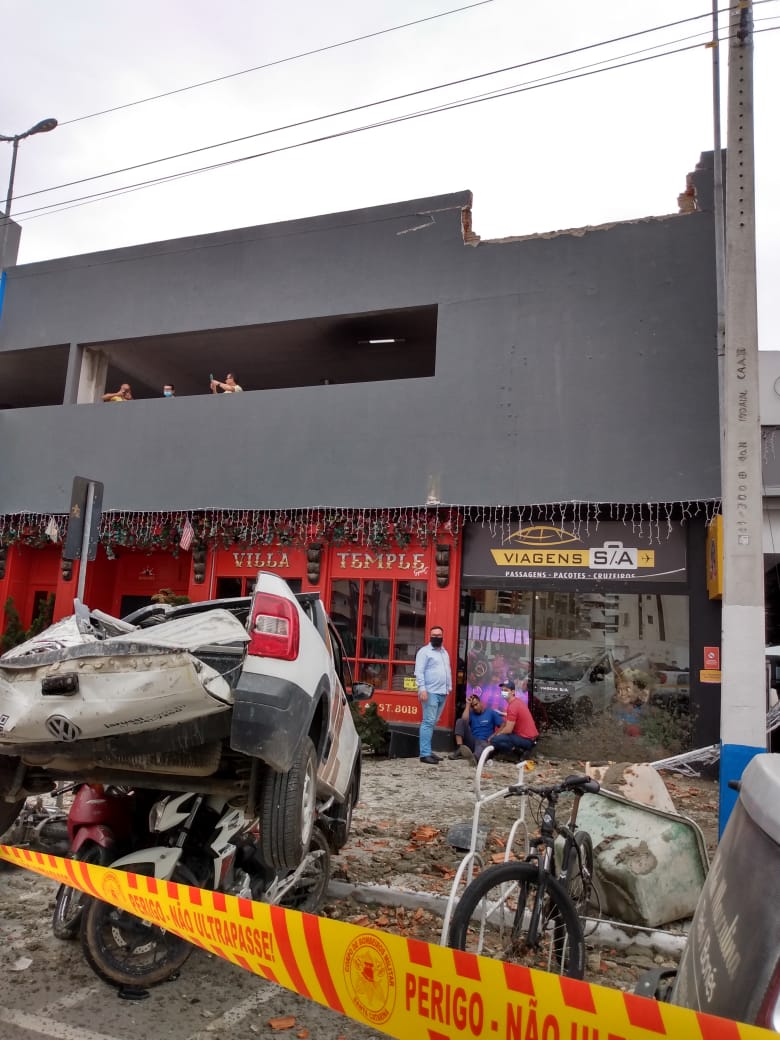 VÍDEO Carro despenca de estacionamento e cai sobre motos em Itapema