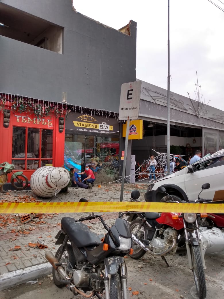 VÍDEO Carro despenca de estacionamento e cai sobre motos em Itapema