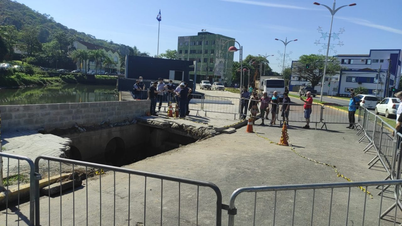 Vídeo mostra momento da queda da calçada que feriu dezenas de pessoas em Joinville