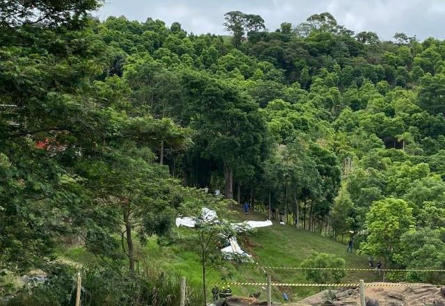  o avião foi colocado em terra firme, ainda no local do acidente. Foto: SBT