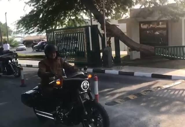 Bolsonaro faz passeio de moto em Doha, no Qatar | SBT

