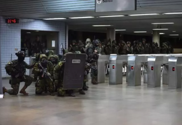 Simulação antiterror em estação de metrô no Brasil. Foto: André Borges | Agência Brasil

