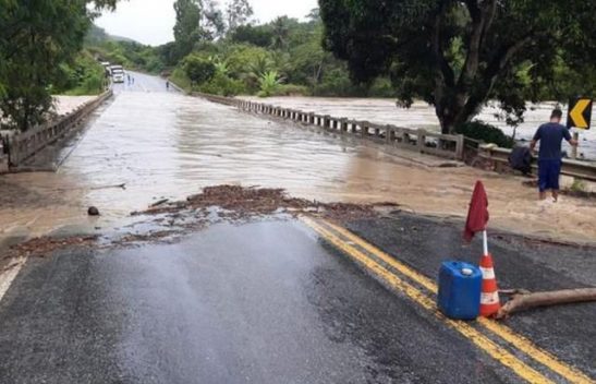 Barragem rompe e deixa cidades da Bahia em alerta