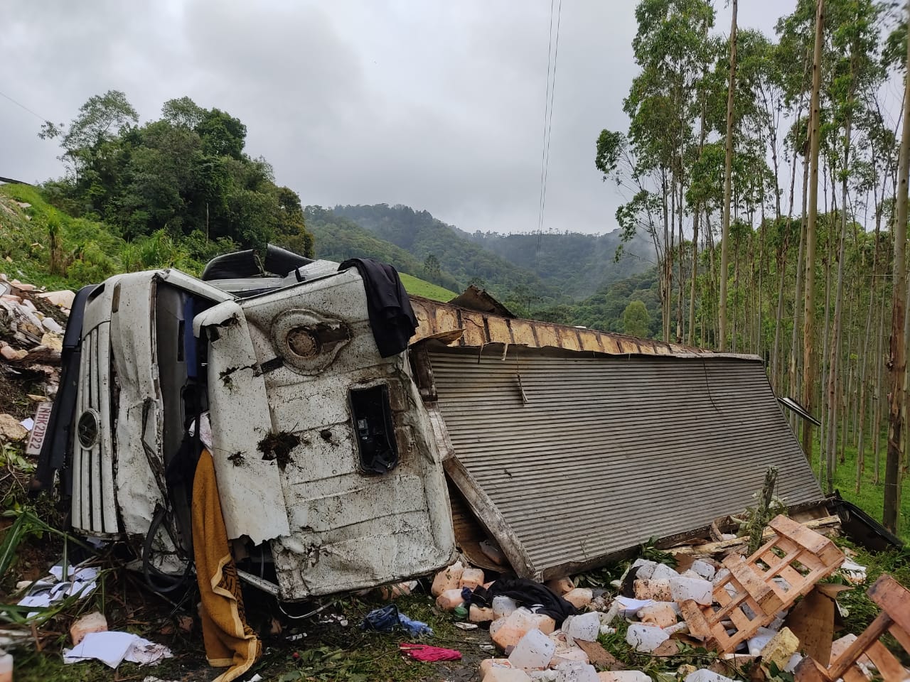 Caminhoneiro morre após veículo capotar em ribanceira de SC