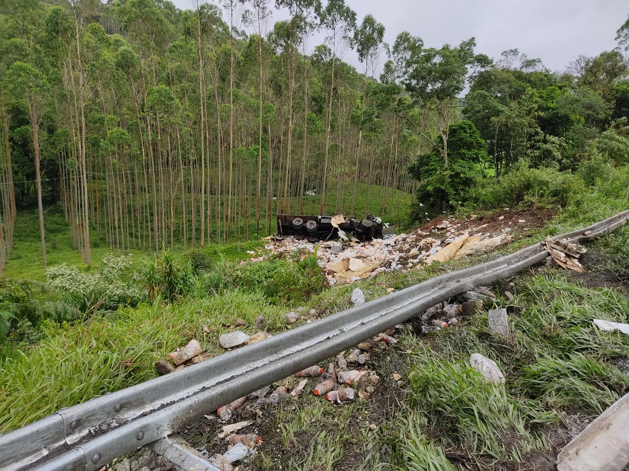 Caminhoneiro morre após veículo capotar em ribanceira de SC