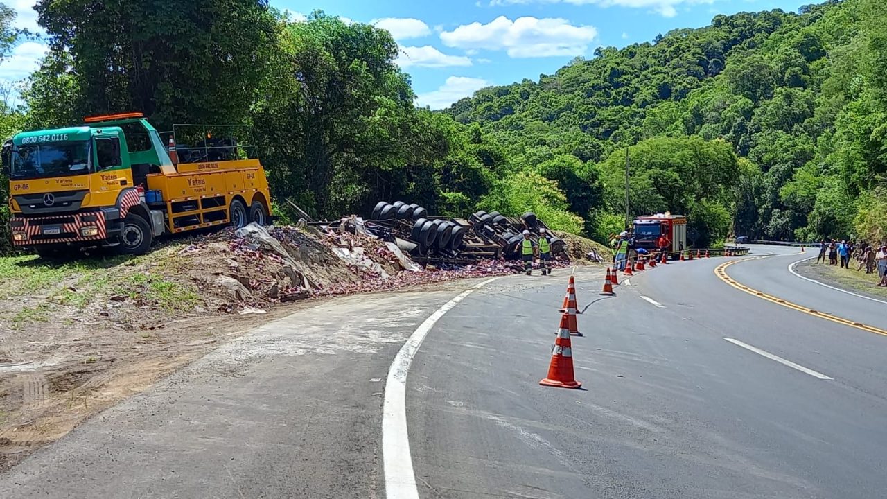 Caminhoneiro morre após veículo carregado de cerveja capotar em SC