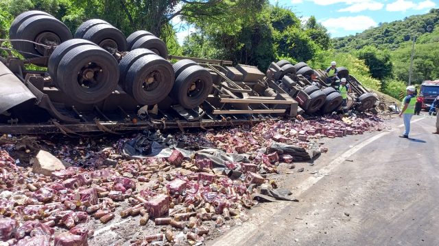 Caminhoneiro morre após veículo carregado de cerveja capotar em SC