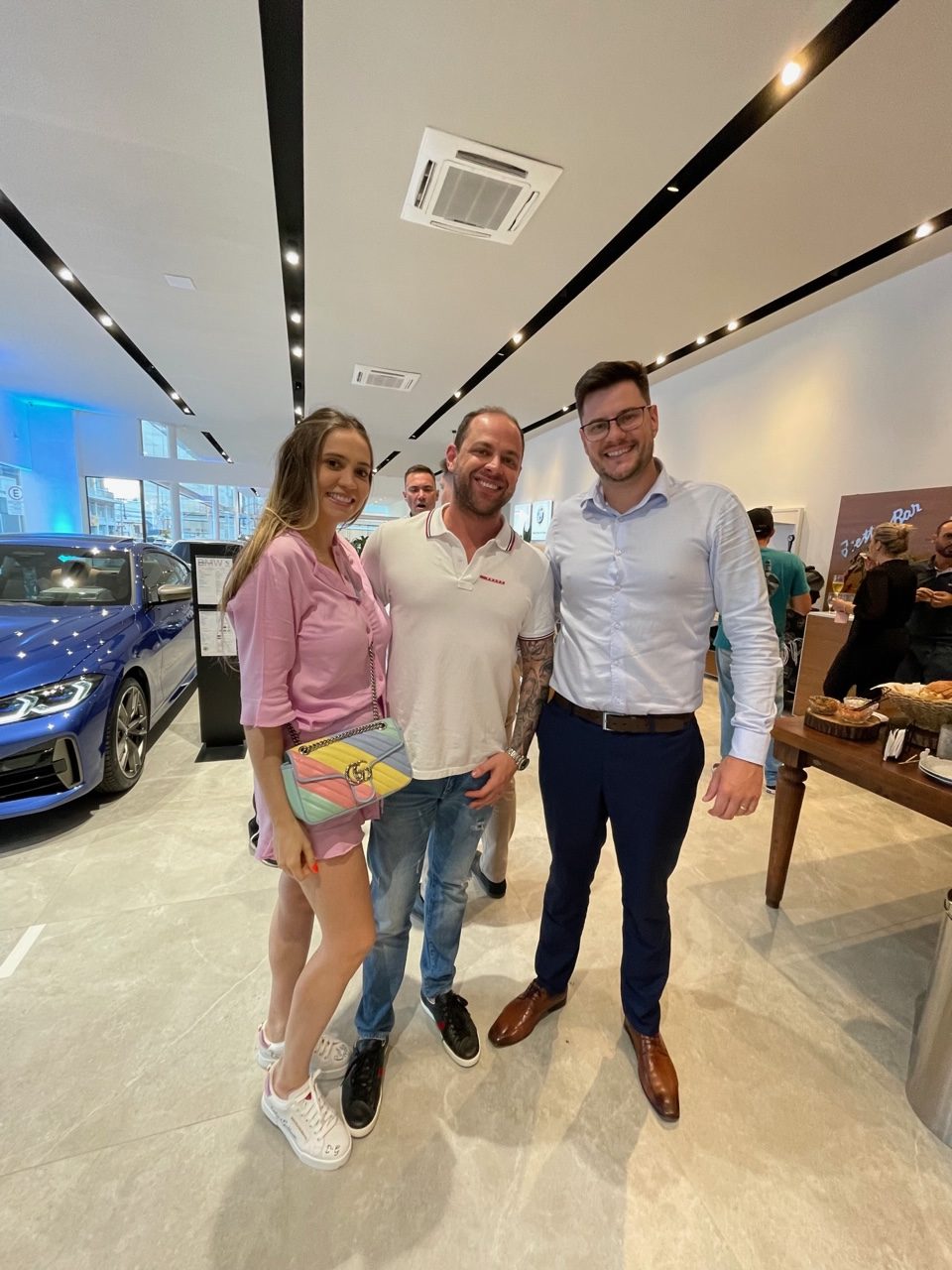 Casal Sofia Scheer, herdeira do grupo Top Car e Lucas Guidi, com o gerente da nova concessionária BMW em Criciúma, Andrei Vicente.