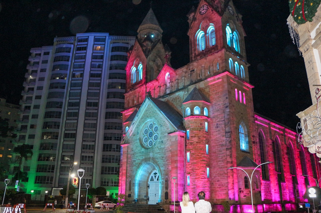 Catedral se ilumina em um show de luzes na noite de Natal Felicidade