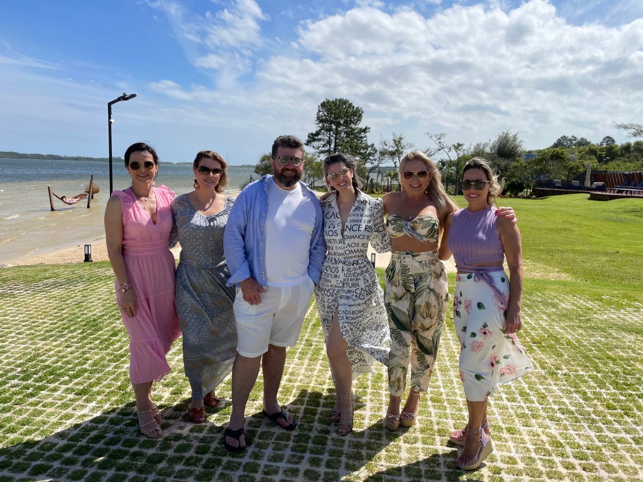 Cirurgião plástico Luciano Schutz, com um time amigas, é mais um ilustre veranista aficionado pelo nosso Rincão e a região das lagoas dando boas-vindas para o verão!