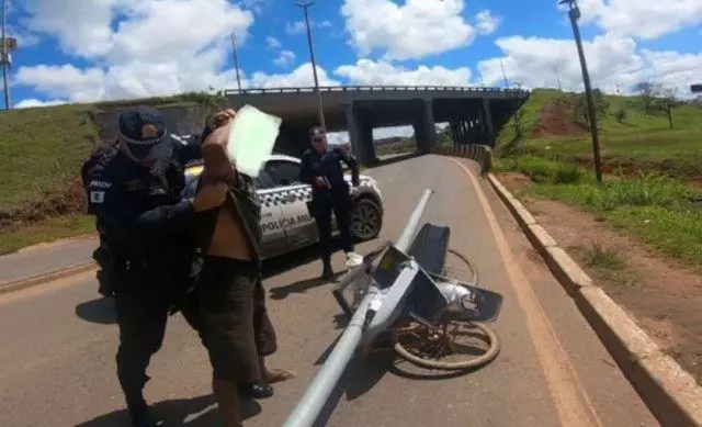 Homem foi preso enquanto carregava um poste de luz em uma bicicleta | Reprodução/PMDF