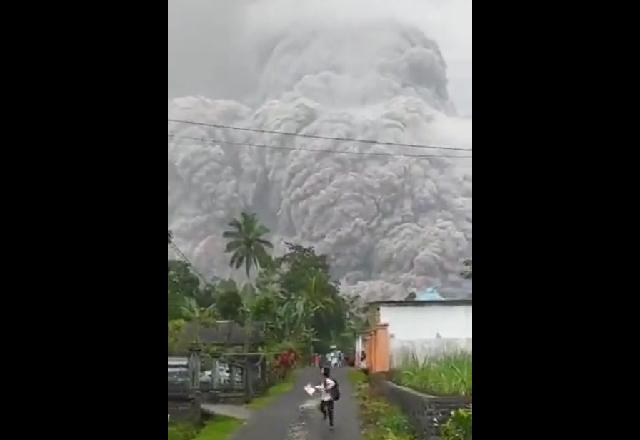 Vulcão na Indonésia entra em erupção e 41 pessoas ficam feridas