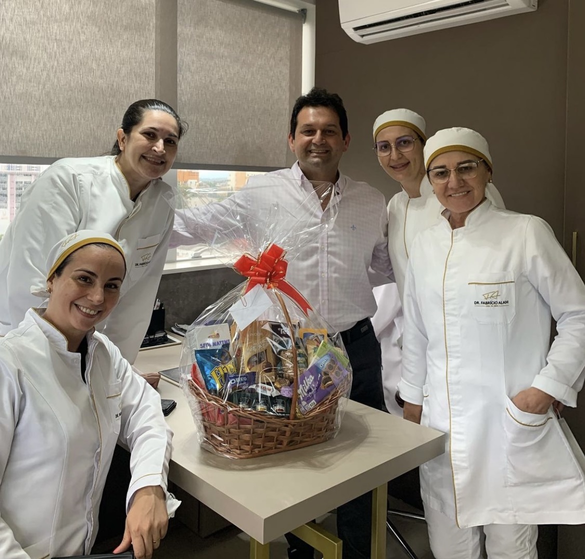 Fabricio Alam, recebendo um mimo de parabéns da sua equipe pela passagem do aniversário nesta quinta-feira.