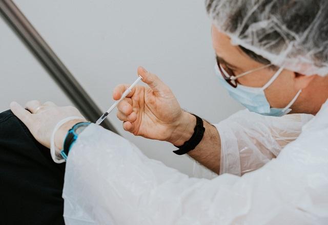Profissional que faria a aplicação da vacina estranhou a cor e textura do braço falso | Foto: Mat Napo | Unsplash