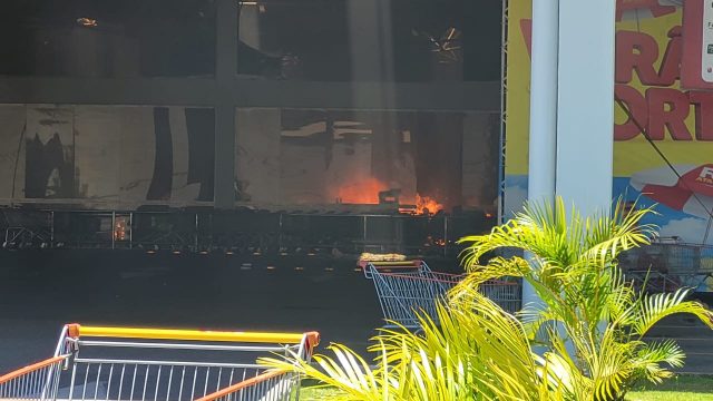 Houve risco da estrutura desabar, afirma bombeiro sobre incêndio em supermercado