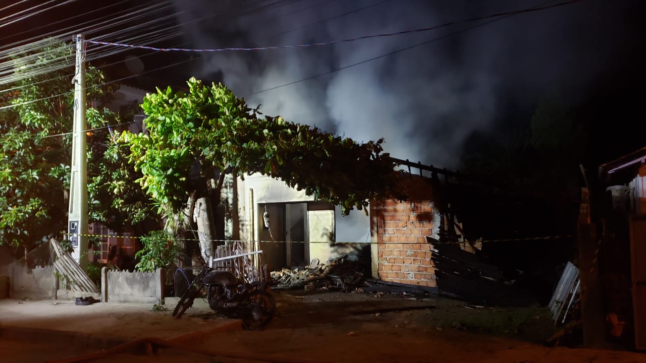 Empresa de tecidos pega fogo em Navegantes