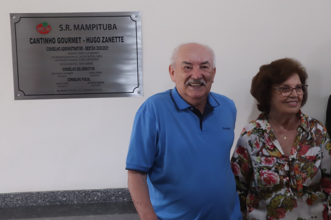 Senhor Hugo Zanette, recebendo homenagem da S.R. Mampituba Praia do Rincão com seu nome no Cantinho Gourmet.