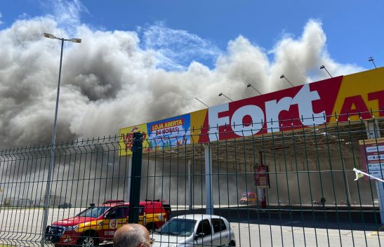 URGENTE Incêndio atinge supermercado em Florianópolis