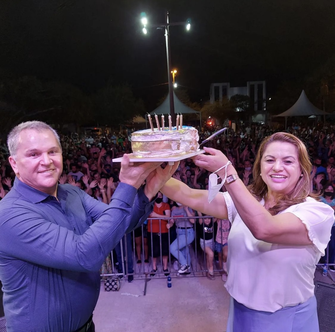 Vice-prefeito Jandir Sorato, e a prefeita de Içara Dalvânia Cardoso, na festa de 60 anos da nossa capital do mel que recebeu o show gospel d