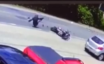 Vídeo: Motociclista é arremessado ao colidir com carro em Joinville