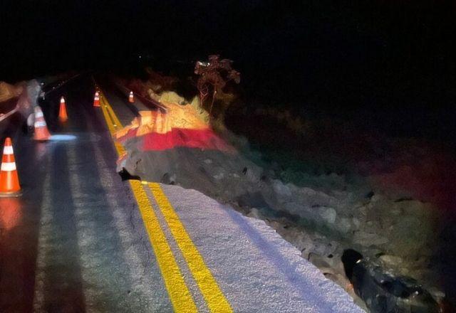 Cratera foi aberta devido às constantes chuvas que atingem a região | SBT NewsDivulgação