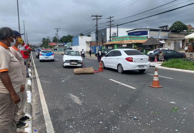 Foto: Após a colisão, o carro ficou destruído e estilhaços de vidro ficaram espalhados pela estrada | Daniela Mazzei / TV Aratu / SBT News, Reprodução