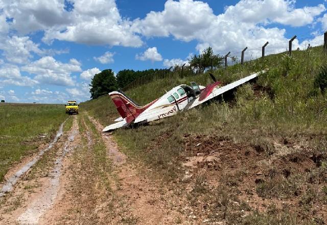 Avião só conseguiu parar após colidir com barranco | Divulgação

