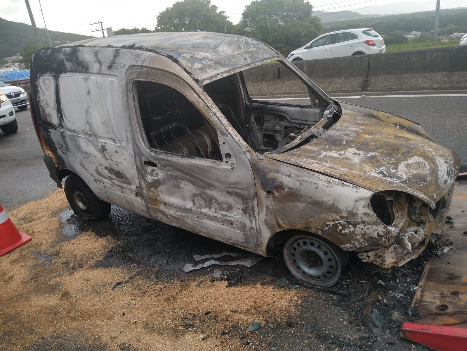 Carro pega fogo em Criciúma