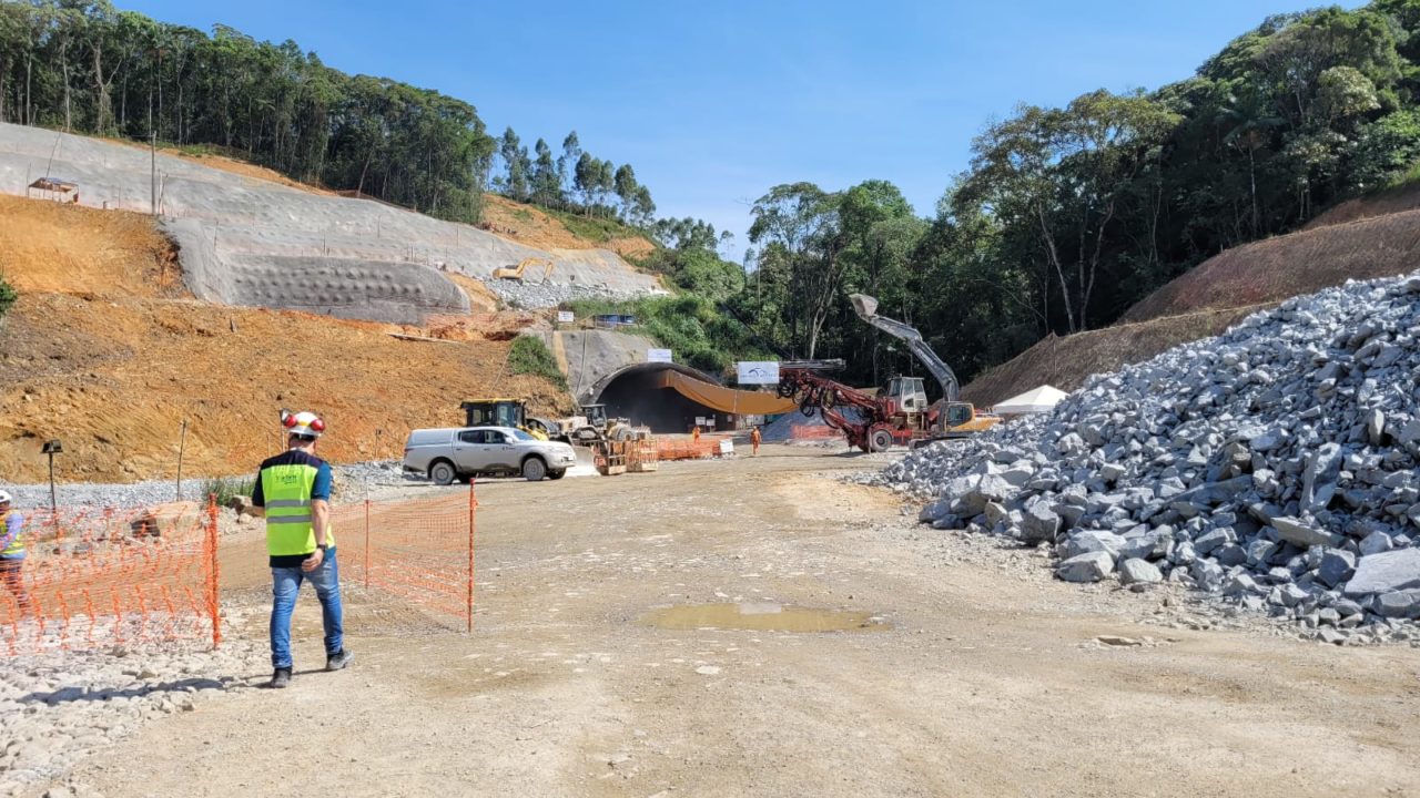 Empresa realiza explosão para abertura de Túnel 4 do Contorno Viário de Florianópolis