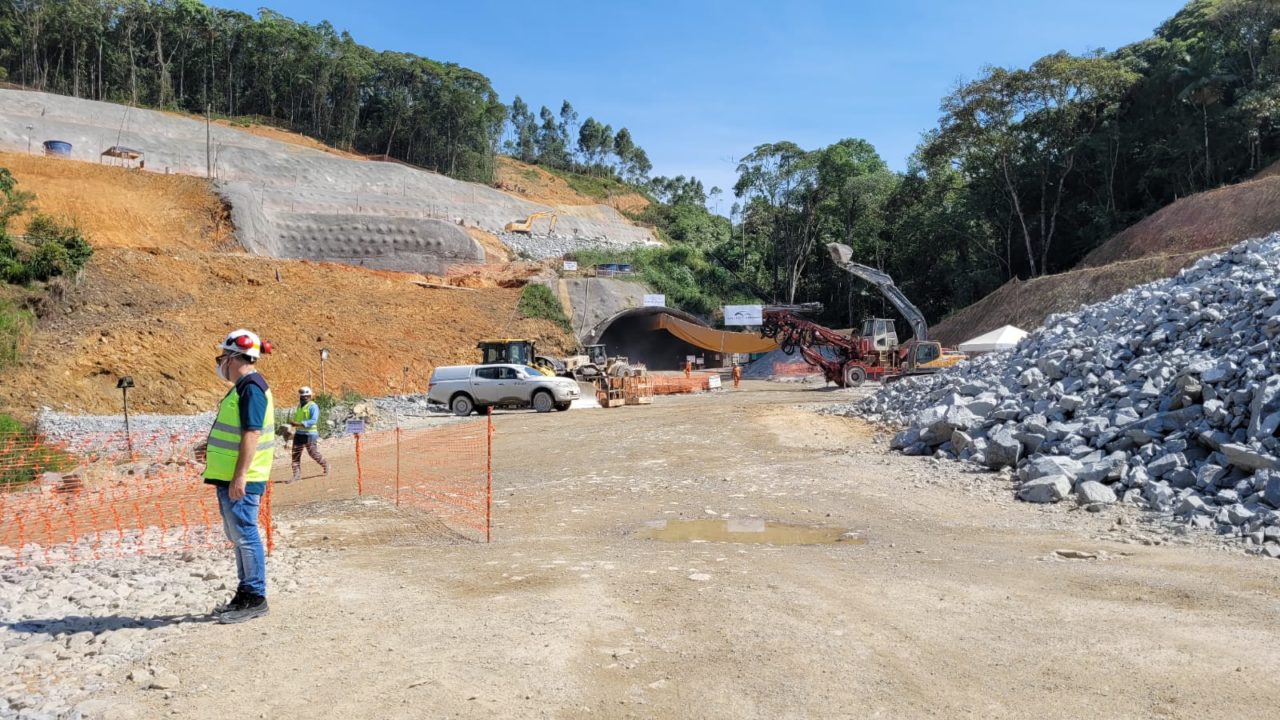 Empresa realiza explosão para abertura de Túnel 4 do Contorno Viário de Florianópolis