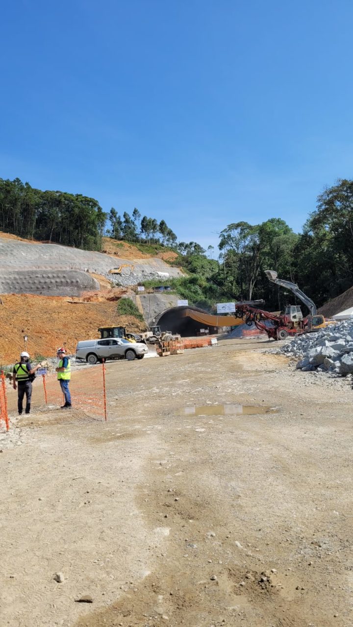Empresa realiza explosão para abertura de Túnel 4 do Contorno Viário de Florianópolis