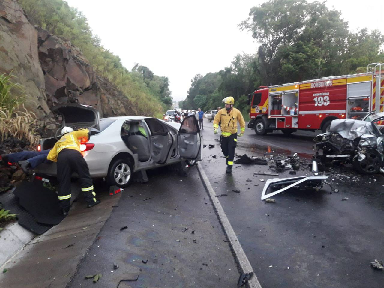 Grave acidente deixa uma pessoa morta e outra ferida na BR-282